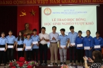 Đoàn đại biểu Quốc hội tỉnh Quảng Bình trao học bổng học sinh nghèo vượt khó