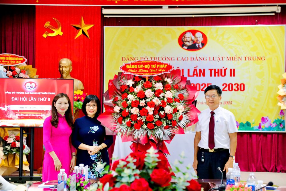 Đồng chí Đặng Hoàng Oanh tặng hoa chúc mừng Đại hội