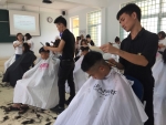 Chương trình “cắt tóc tình nguyện” cho học sinh Khóa 7