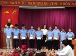 Sở Lao động - Thương binh và Xã hội tỉnh Quảng Bình tặng quà cho các em sinh viên có gia đình bị thiệt hại nặng do ảnh hưởng của đợt mưa lũ lịch sử vừa qua